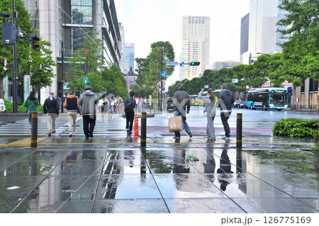 雨上がりの東京フォーラム前信号待ちする外国人観光客 雨上がりの東京フォーラム前信号待ちする外国人観光客 126775169