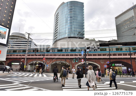 有楽町日比谷口スクランブル交差点を渡る人々 有楽町日比谷口スクランブル交差点を渡る人々 126775179