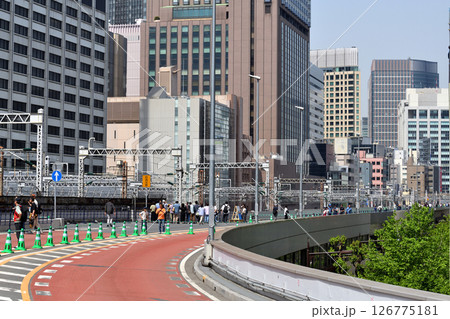 廃止される首都高速を歩く人々 126775181