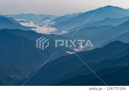 大菩薩峠から見る朝もやの奥多摩の山並み 126775184