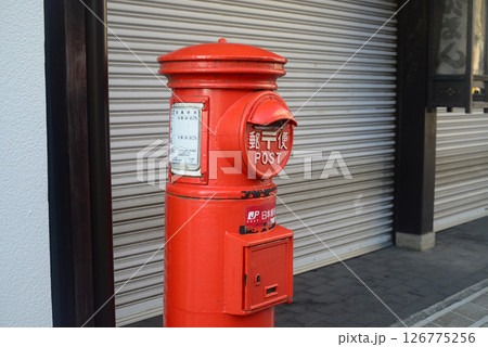 町角のレトロな郵便ポスト 126775256
