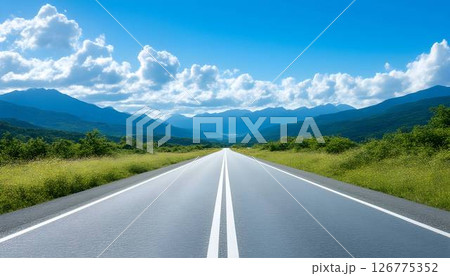 真夏の平原を駆ける道 126775352