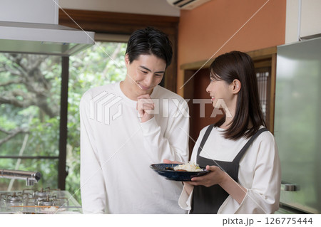 キッチンで一緒に料理をする夫婦やカップル 126775444