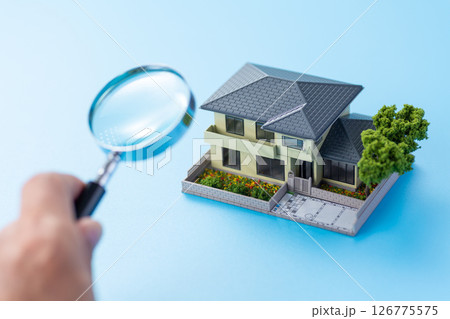 住宅模型とルーペ 126775575