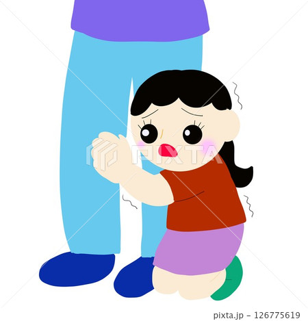 親の足にしがみついて怖がる子ども 126775619