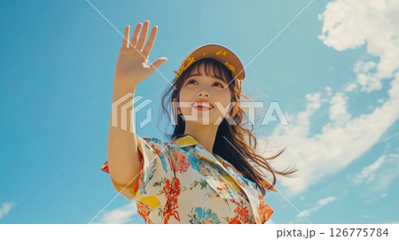 手を振る女性 126775784