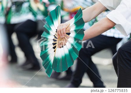 仙台青葉まつり雀踊り扇子決めポーズ 126775835