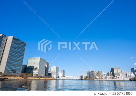 隅田川の風景 東京スカイツリーと永代橋 隅田川の風景 東京スカイツリーと永代橋 126775896