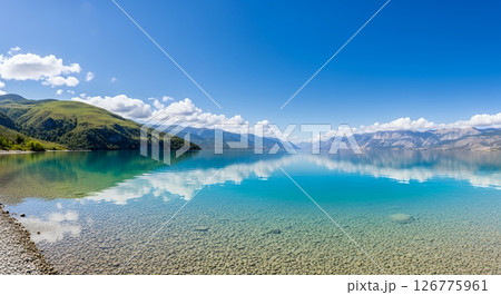 透き通る湖面と青い空：ニュージーランド・レイク・ハウェアの絶景 126775961