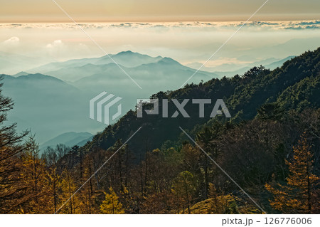 朝の大菩薩嶺稜線から見る奥多摩の山並み 朝の大菩薩嶺稜線から見る奥多摩の山並み 126776006