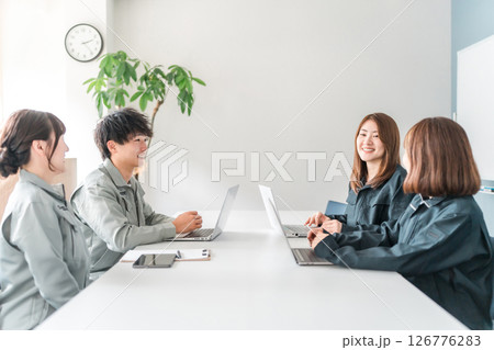 会議・ミーティング・打ち合わせ作業服姿の建設業・建築業の男女のビジネスマン 会議・ミーティング・打ち合わせ作業服姿の建設業・建築業の男女のビジネスマン 126776283
