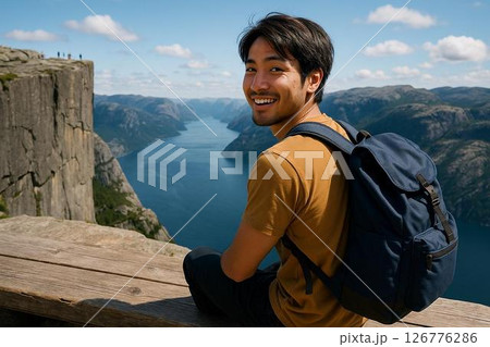 断崖の絶景に笑顔の日本人青年、ノルウェー旅情 126776286