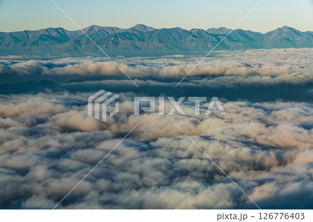 大菩薩嶺から見る雲海と南アルプスの山並み 大菩薩嶺から見る雲海と南アルプスの山並み 126776403