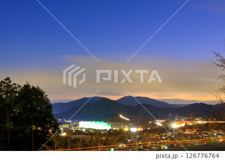 夕暮れ時の黒瀬町(東広島市)から岩山 灰ヶ峰方面を望む 126776764