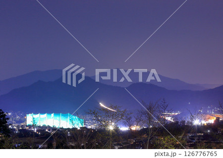 夜の黒瀬町(東広島市)から見る 街並 岩山 灰ヶ峰 126776765