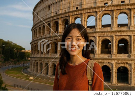 コロッセオを訪れる日本人美女、ローマの夕暮れ旅 126776865