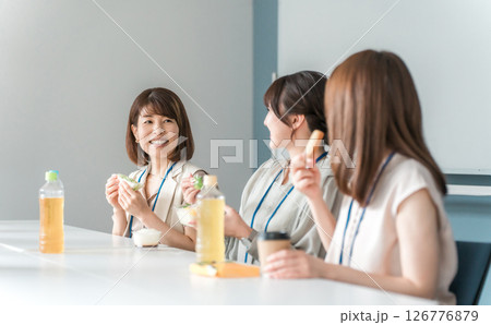 社員食堂・休憩室でランチするビジネスウーマン 社員食堂・休憩室でランチするビジネスウーマン 126776879