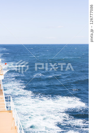 フェリーの上から見た太平洋の海 126777086