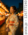 夏祭りの夜、浴衣姿で屋台を眺める若い女性（ワクワク・期待） 126777240