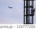 飛行機を見送る 126777260