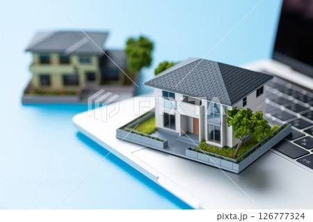 住宅模型とパソコン 住宅模型とパソコン 126777324