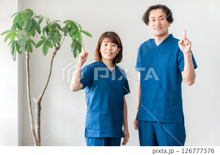 スクラブ姿の医療従事者,医療スタッフ,医師の男女 スクラブ姿の医療従事者,医療スタッフ,医師の男女 126777376