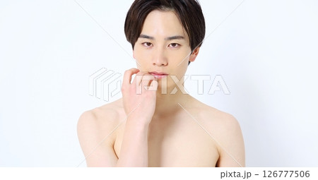 男性のポートレート　ビューティーイメージ 126777506