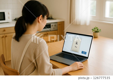 自宅のキッチンでお米をネット購入する日本人女性の後ろ姿 126777535