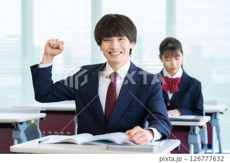 学校で勉強をする男女の高校生　撮影協力：学校法人電波学園東京電子専門学校 126777632