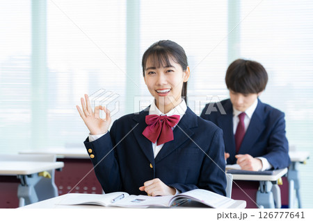 学校で勉強をする男女の高校生　撮影協力：学校法人電波学園東京電子専門学校 126777641