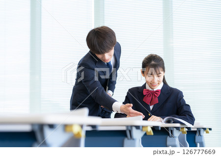 学校で勉強を教える先生と女子高生　撮影協力：学校法人電波学園東京電子専門学校 126777669