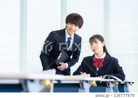 学校で勉強を教える先生と女子高生 撮影協力:学校法人電波学園東京電子専門学校 学校で勉強を教える先生と女子高生 撮影協力:学校法人電波学園東京電子専門学校 126777670