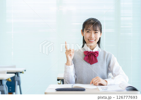学校で勉強をする女子高生　撮影協力：学校法人電波学園東京電子専門学校 126777693