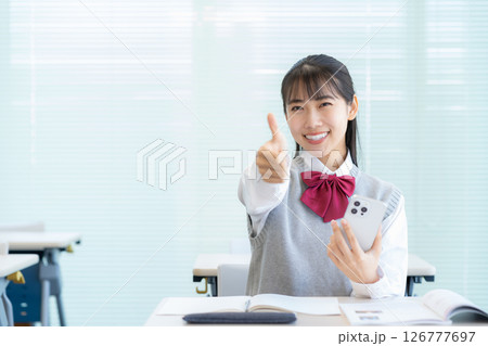 学校で勉強をする女子高生　撮影協力：学校法人電波学園東京電子専門学校 126777697