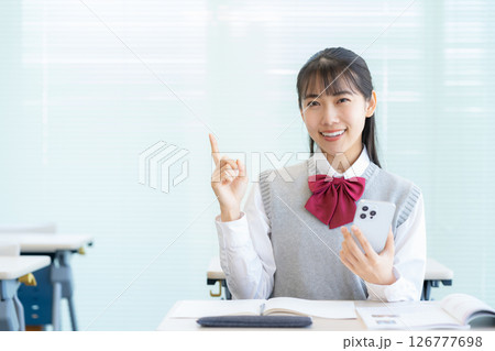 学校で勉強をする女子高生 撮影協力:学校法人電波学園東京電子専門学校 学校で勉強をする女子高生 撮影協力:学校法人電波学園東京電子専門学校 126777698