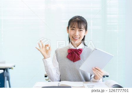 学校で勉強をする女子高生　撮影協力：学校法人電波学園東京電子専門学校 126777701