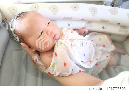 沐浴する赤ちゃん 126777793