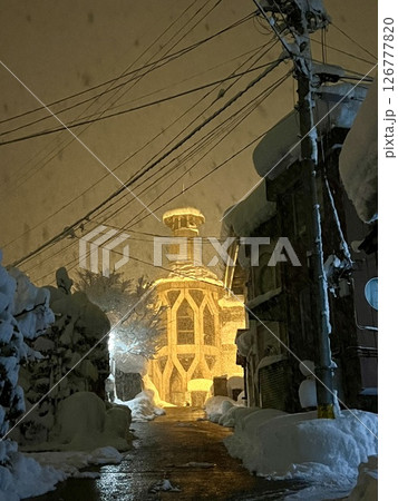 雪が降る野沢温泉のおぼろ月夜の館 126777820