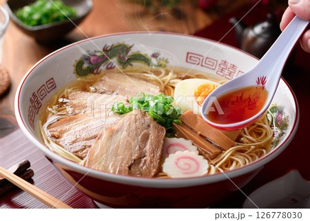 湯気立つ本格チャーシュー麺 煮卵・ナルト入り 湯気立つ本格チャーシュー麺 煮卵・ナルト入り 126778030
