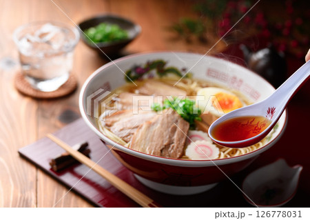湯気立つ本格チャーシュー麺 煮卵・ナルト入り 湯気立つ本格チャーシュー麺 煮卵・ナルト入り 126778031