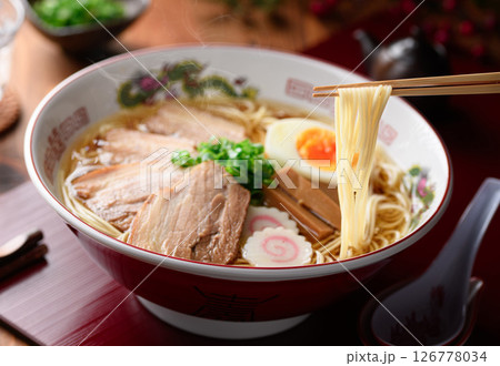 湯気立つ本格チャーシュー麺 煮卵・ナルト入り 湯気立つ本格チャーシュー麺 煮卵・ナルト入り 126778034