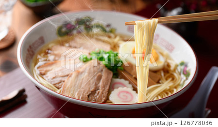 湯気立つ本格チャーシュー麺 煮卵・ナルト入り 126778036