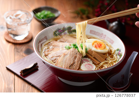 湯気立つ本格チャーシュー麺 煮卵・ナルト入り 湯気立つ本格チャーシュー麺 煮卵・ナルト入り 126778037