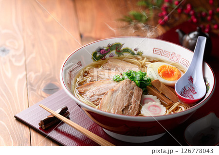 湯気立つ本格チャーシュー麺 煮卵・ナルト入り 湯気立つ本格チャーシュー麺 煮卵・ナルト入り 126778043