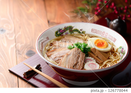 湯気立つ本格チャーシュー麺 煮卵・ナルト入り 126778044