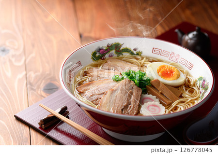 湯気立つ本格チャーシュー麺 煮卵・ナルト入り 湯気立つ本格チャーシュー麺 煮卵・ナルト入り 126778045