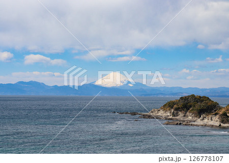 富士山と荒崎海岸（神奈川県横須賀市） 126778107