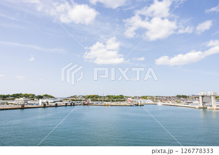 フェリーの上から見た大洗の港 フェリーの上から見た大洗の港 126778333