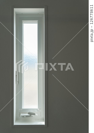 住宅の縦すべり出し窓 住宅の縦すべり出し窓 126778611