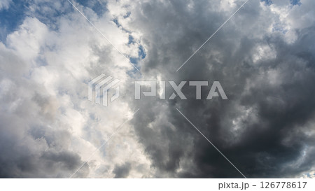 夕暮れの青空に流れるたくさんの雲 126778617